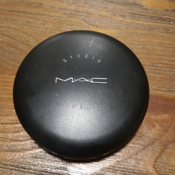 MAC COSMETICS FOUNDATION - Picture 2 of 3